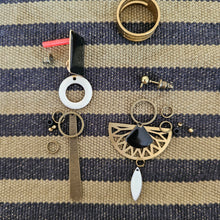 Charger l&#39;image dans la galerie, Boucles d&#39;oreilles asymétriques Art Déco